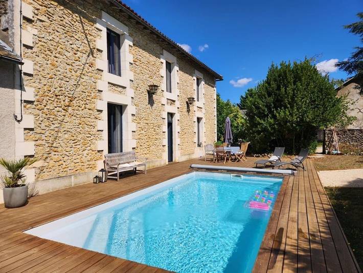 Location de vacances pour 8 personnes, avec terrasse et piscine dans Latillé