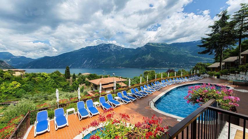 Ferienwohnung für 2 Personen, mit Balkon/Terrasse und Pool sowie Seeblick in Limone sul Garda
