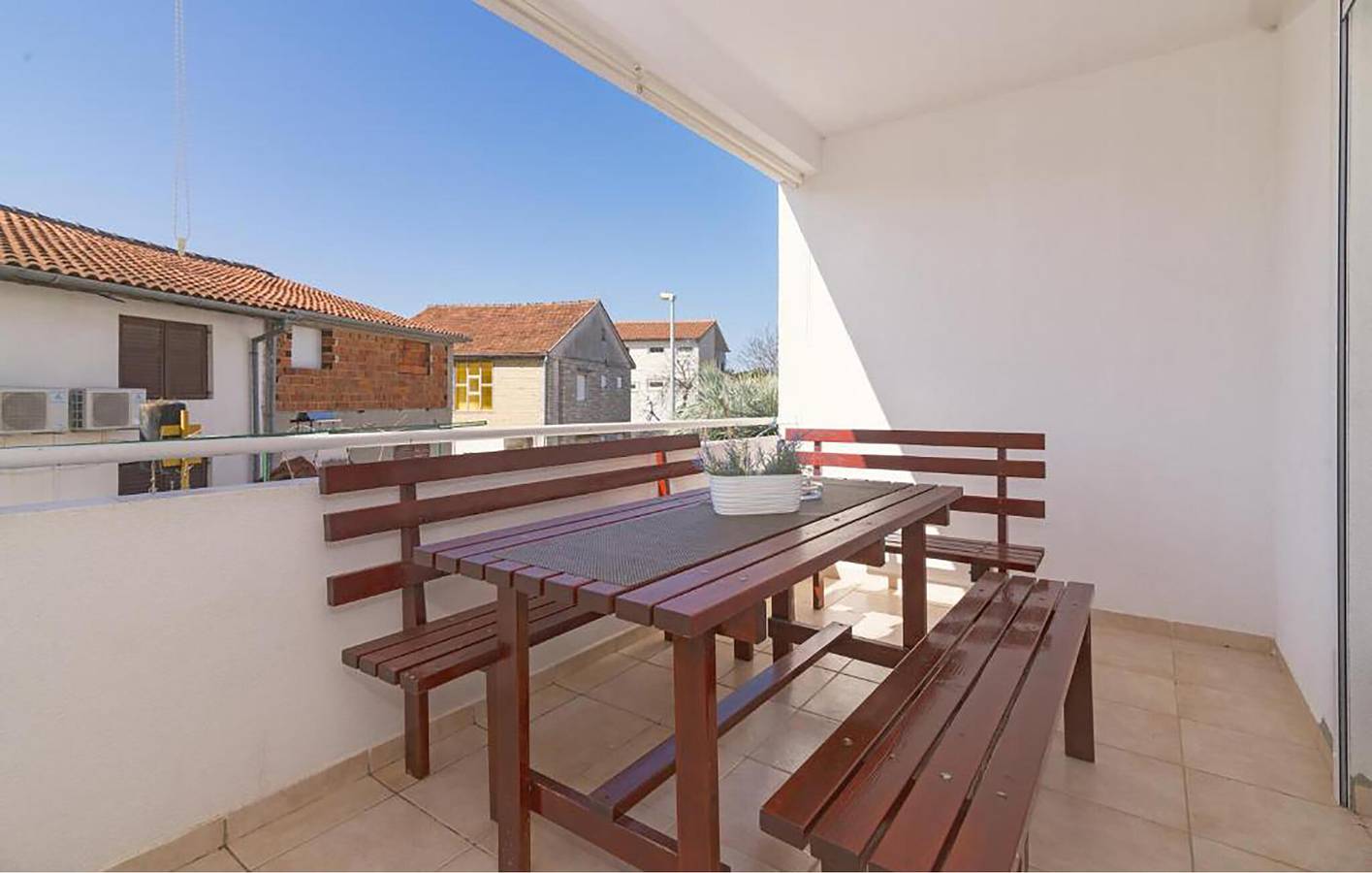 Ganze Ferienwohnung, Urlaub am Meer: Gemütliche Ferienwohnung mit Terrasse und WLAN, 400 m vom Strand entfernt in Pirovac, Šibenik-Knin