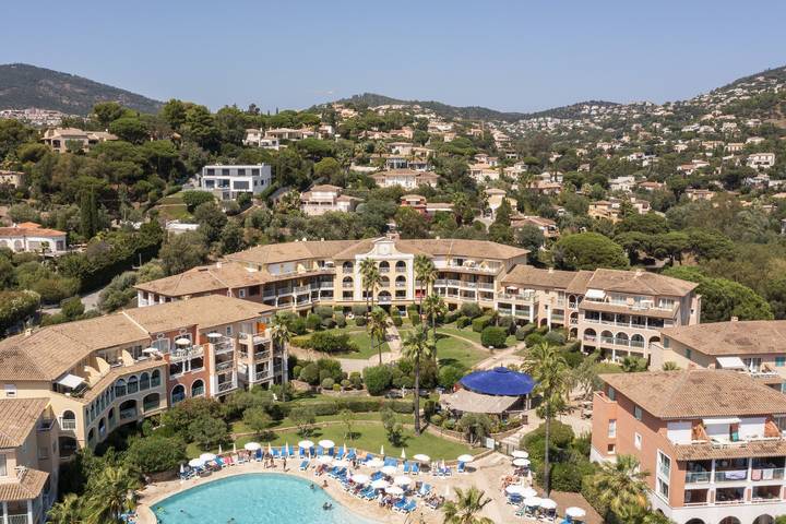 Appartement de vacances pour 4 personnes, avec piscine et jardin ainsi que bassin pour enfant et terrasse, animaux acceptés