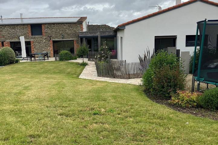 Gîte pour 10 personnes, avec jacuzzi ainsi que jardin et terrasse à Faveraye-Mâchelles