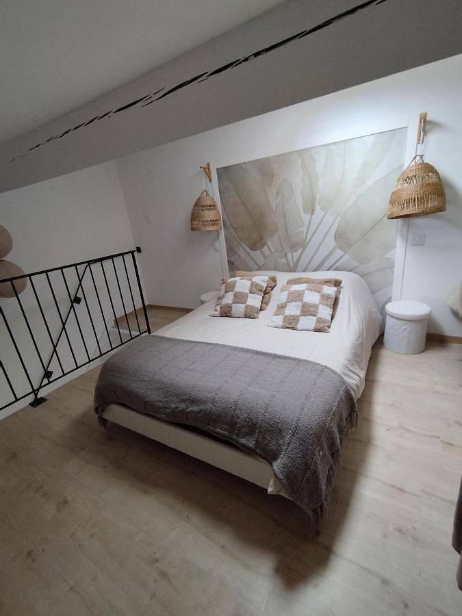 Location de vacances pour 2 personnes, avec terrasse ainsi que vue et piscine à Boulbon - 3