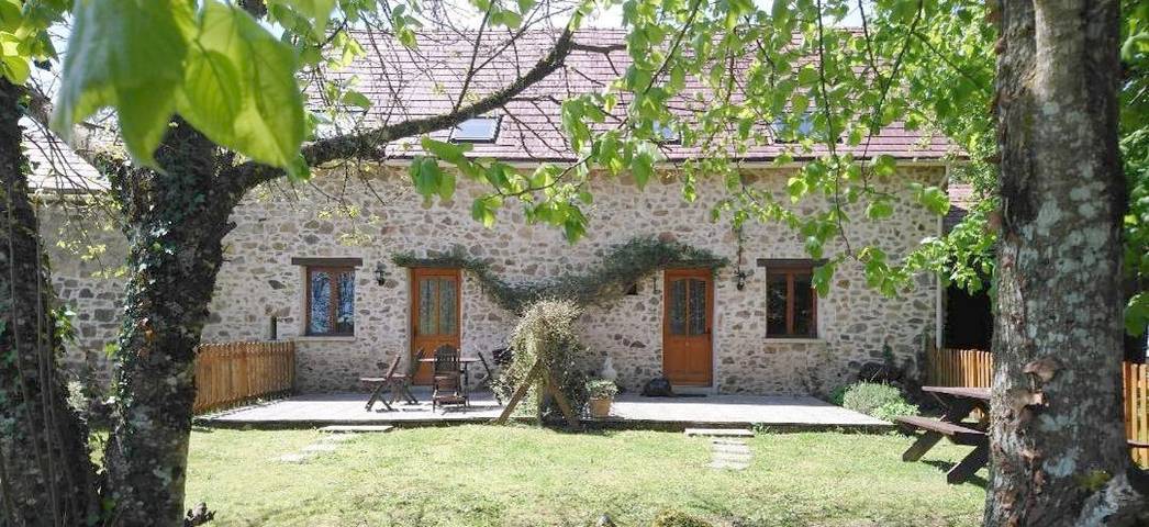 Gîte pour 6 personnes, avec jardin ainsi que vue et piscine à Le Chalard