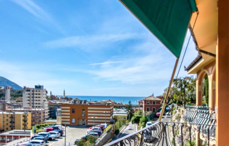 Appartamento intero, Appartamento con vista mare, a 600 m dalla spiaggia, Wi-Fi e terrazza in Recco, Riviera di Levante