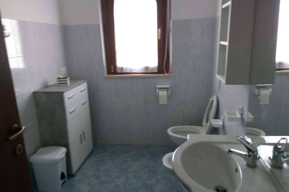 Entire apartment, New and bright apartment 10 minutes from Pescara in San Giovanni Teatino, Chieti Province