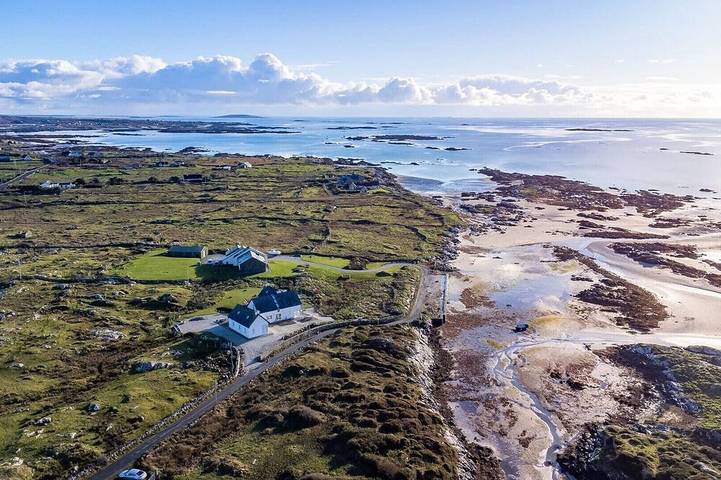 Holiday home for 10 people in Ballyconneely