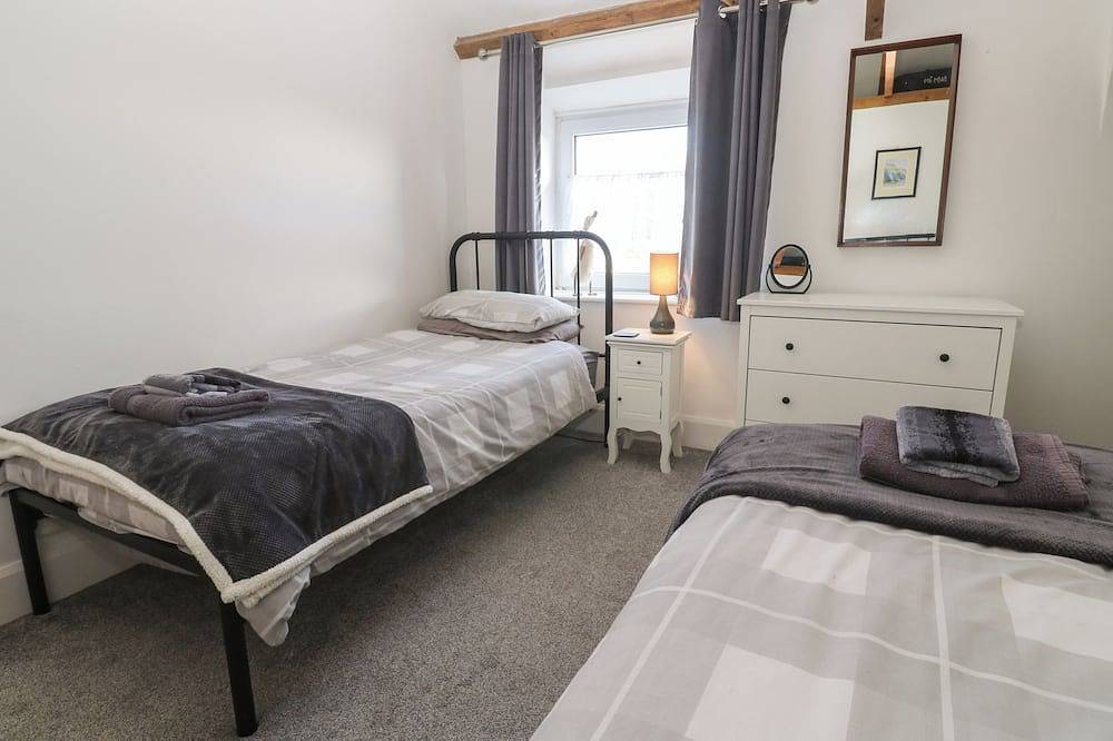 Mews Cottage, pet friendly, character holiday cottage in Tintagel in Tintagel, Pentire Point - Widemouth