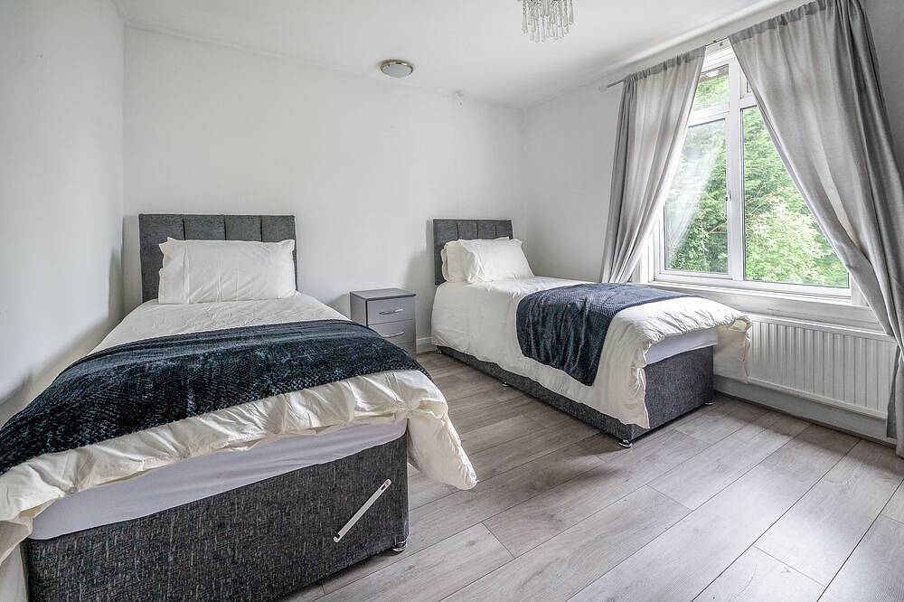 The Royal Worcester- 5 Bedrooms, Upto 10 Guests , Private Gated Parking. in Worcester, Worcestershire