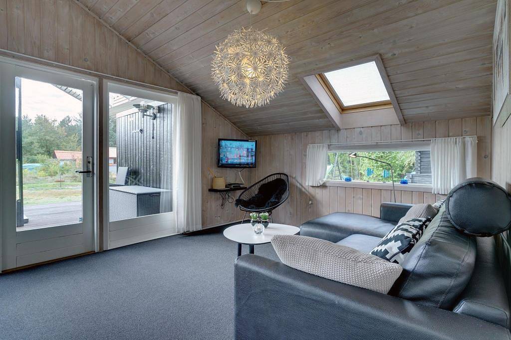 Gemütliches  Ferienhaus mit großer Holzterrasse. in Henne, Filsø See