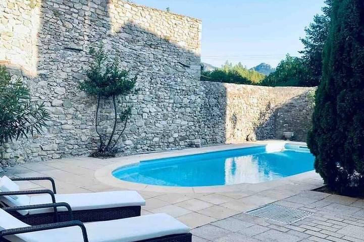 Gîte pour 10 personnes, avec piscine, animaux acceptés à Manas (homonymie)