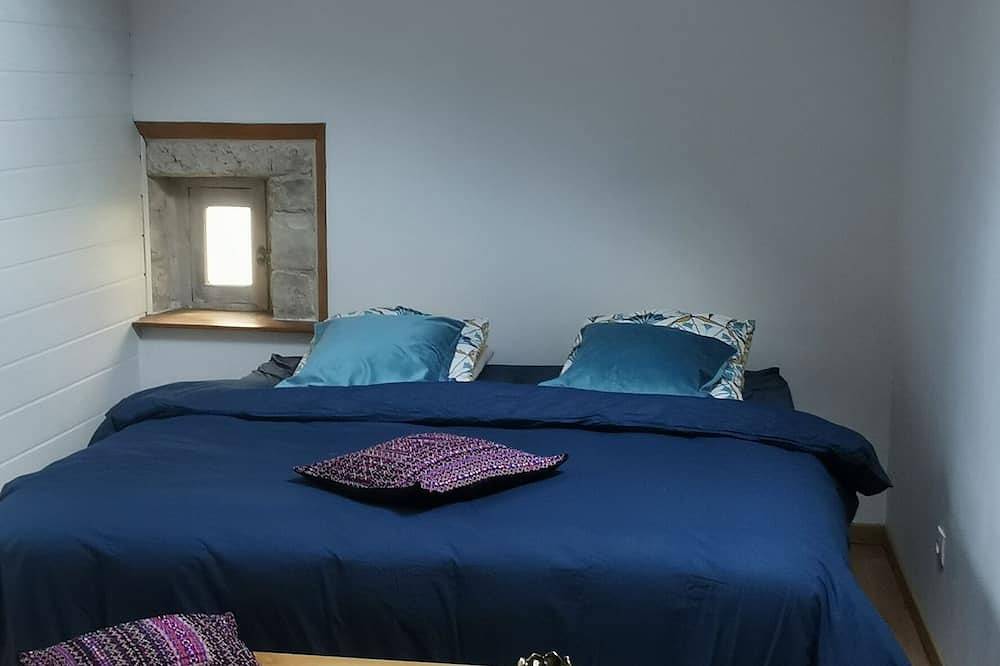 Pretty outbuilding near forest -Nemours in Poligny (Seine-et-Marne), Sena y Marne