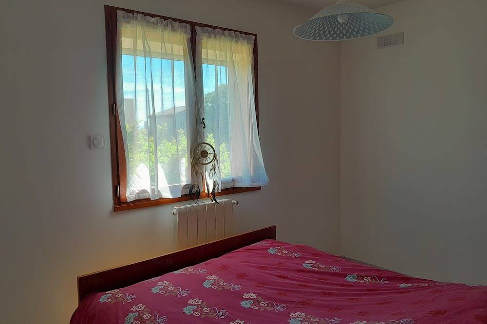 Very pleasant little house. Fenced. Pets allowed in Saint-Geniès-de-Comolas, Nimes region