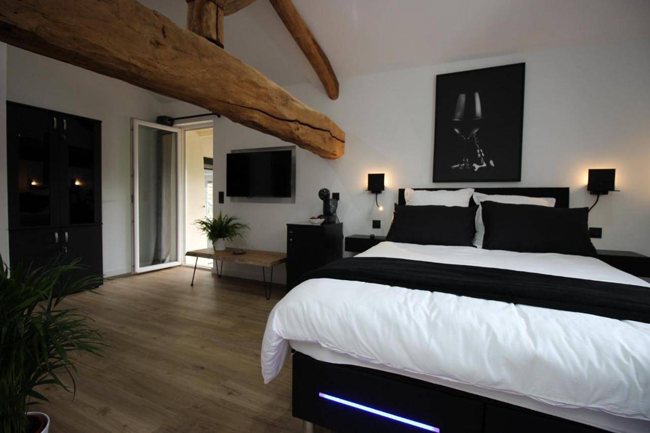 Deluxe Double Room with Castle View in Corcelles-en-Beaujolais, Région de Villefranche-sur-Saône