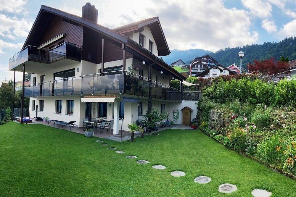 Ganze Wohnung, Ferienwohnung Vierwaldstättersee mit atemberaubender Aussicht und grossem Garten in Emmetten, Vierwaldstättersee