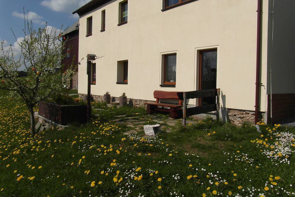 Ganze Wohnung, Holiday house \"Am Waldweg\" - Apartment 1 in Rittersgrün, Breitenbrunn / Erzgebirge