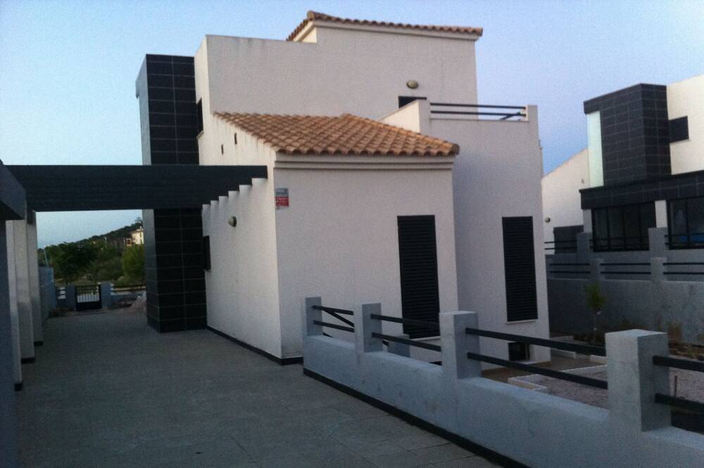 Luxus-Villa auf dem Golfplatz. in Urbanizacion Costa Esuri, Ayamonte