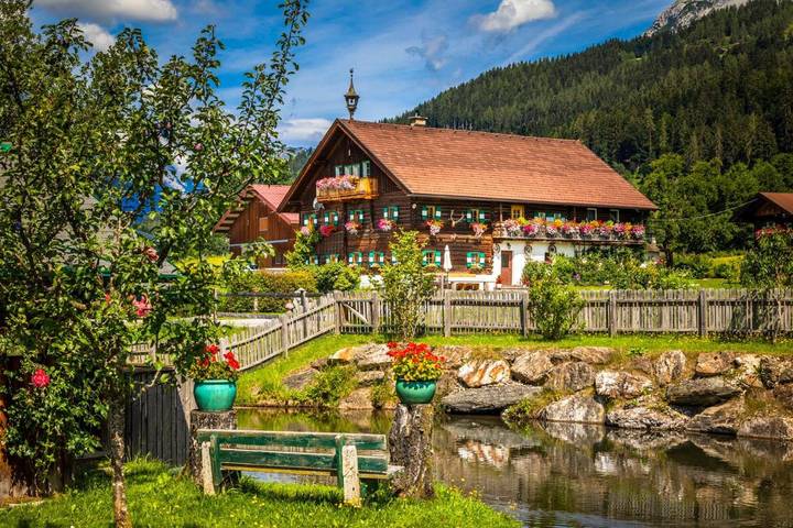 Ferienhaus für 8 Personen, mit Balkon und Terrasse sowie Garten und Ausblick in Pfarrwerfen
