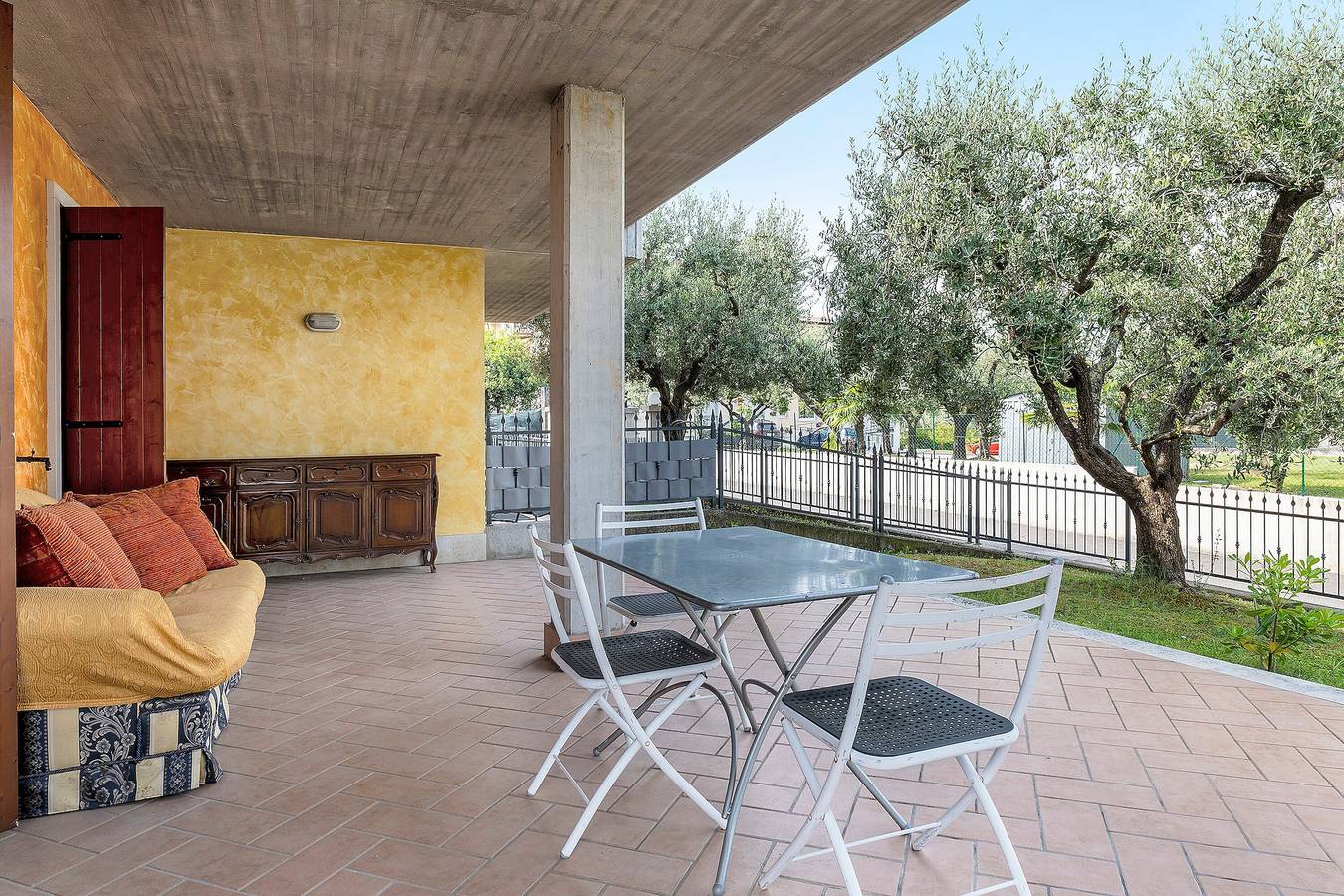 Apartamento entero, Appartamento Gigli con jardín, piscina compartida, Wi-Fi y aire acondicionado in Lazise, Montañas Garda