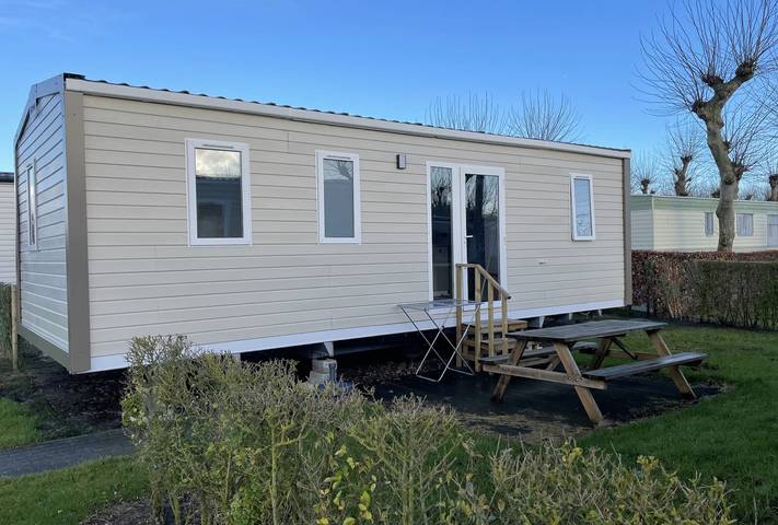 Vakantiepark voor 6 personen, with Terras and Tuin as well as Kinderzwembad and Uitzicht op het meer in Vlaanderen