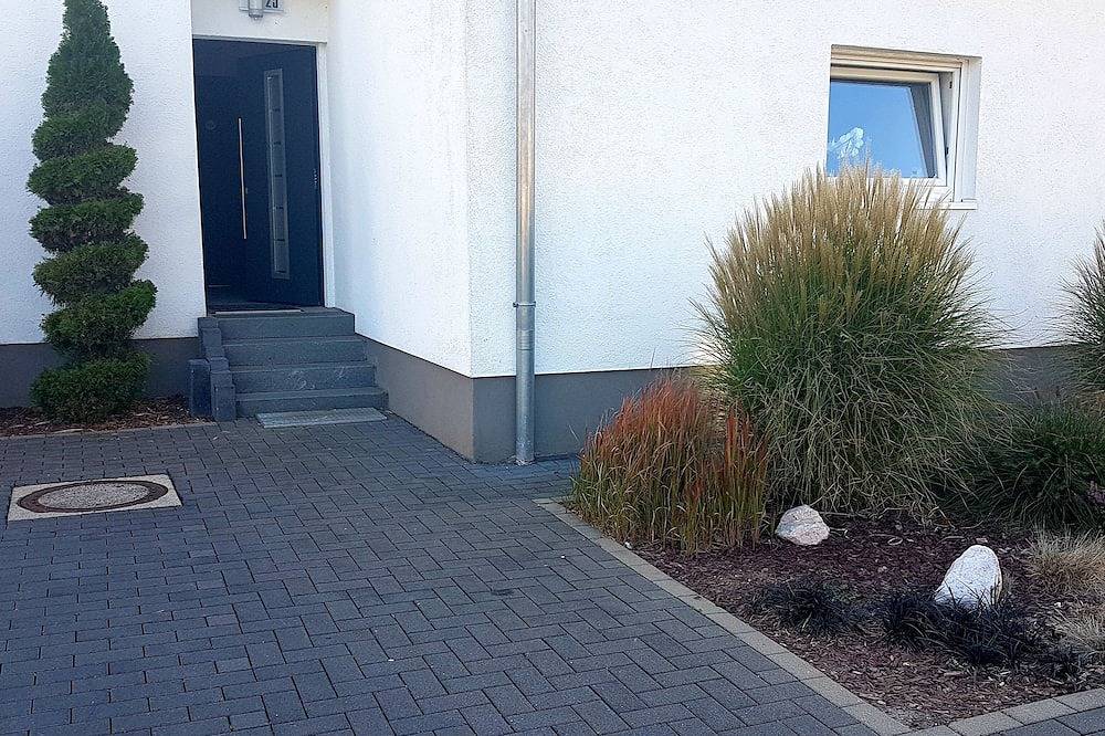 Geheel appartement, Chic top floor apartment with parking space in Mülheim Köln, Keulen