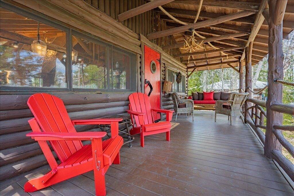 Chic, updated log cabin nestled in the pine trees of Sprucewold! in Boothbay Harbor, Lincoln County (Maine)