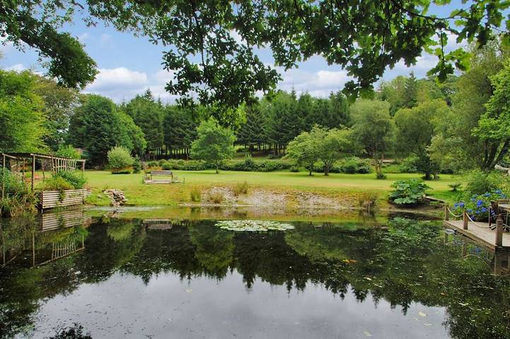 Vacation rental for 4 people, with yard and terrace as well as hot tub in Cornwall