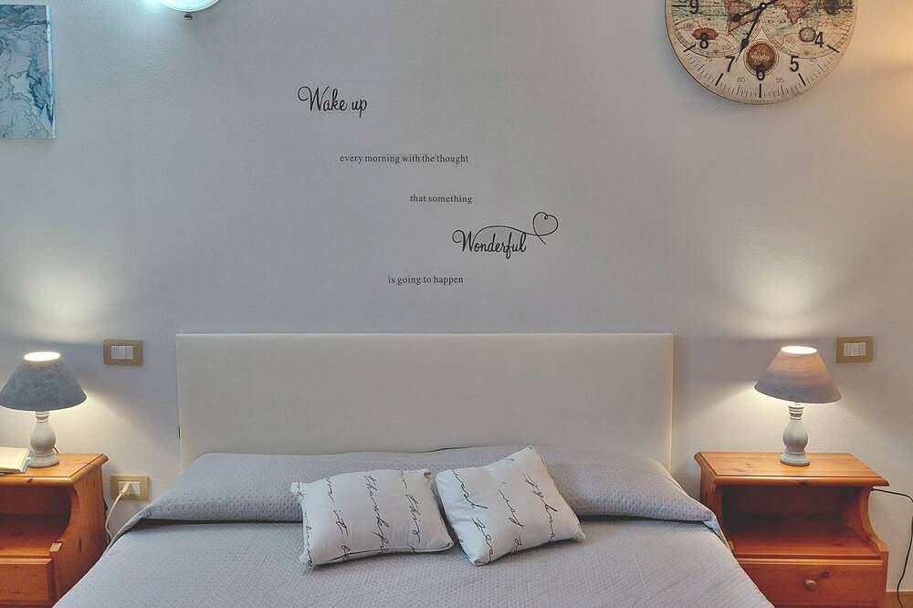 Hel lägenhet, La Rondinara - Two Bedroom Apartment, Sleeps 5 in Olmedo, Nurra