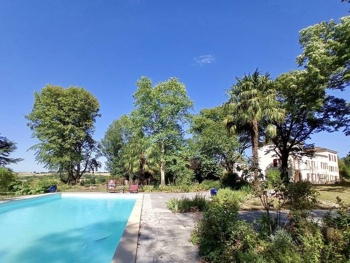 Gîte pour 4 personnes, avec jardin et sauna ainsi que piscine et terrasse