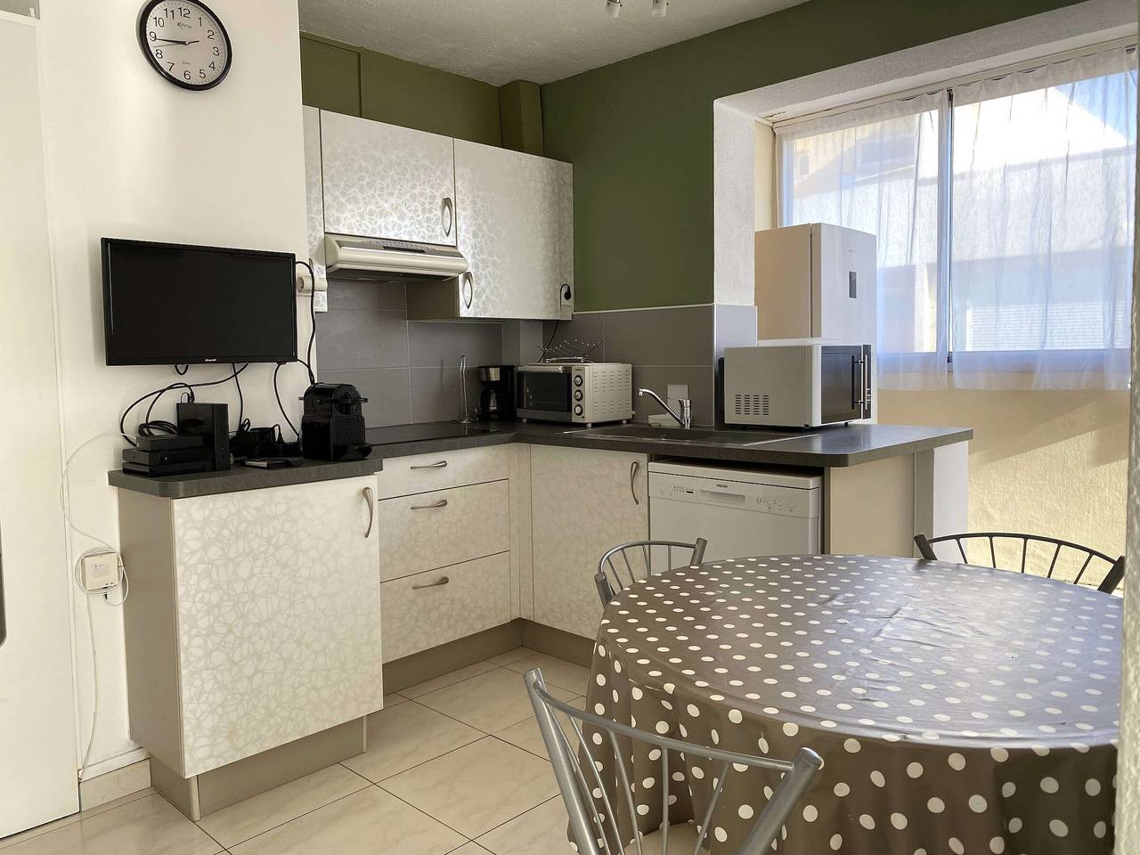 Appartement entier, Appartement T2 Lumineux à Balaruc-les-Bains, Proche Thermes, Parking, Wifi, 2 Étoiles in Balaruc-les-Bains, Côte d'Améthyste