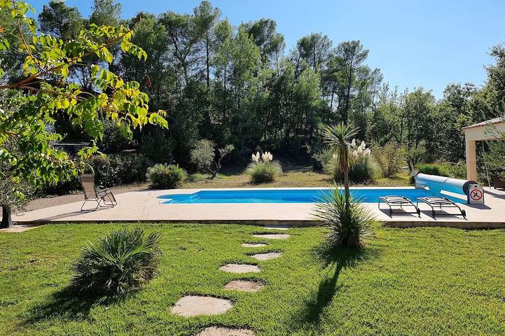 Location de vacances pour 5 personnes, avec terrasse et jardin à Saint-Antonin-du-Var