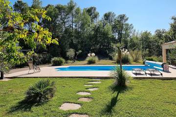Location de vacances pour 5 personnes, avec terrasse et jardin à Saint-Antonin-du-Var