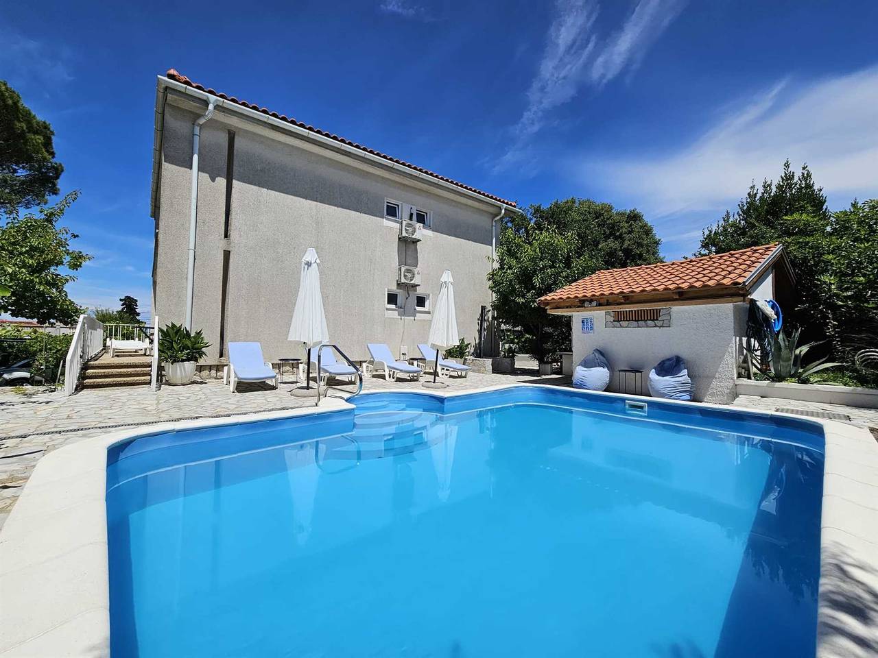 Ganze Wohnung, Apartment Mirko 2 mit Pool in Malinska-Dubašnica, Krk