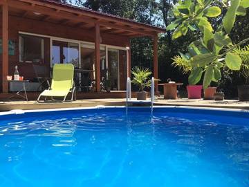 Maison de campagne pour 2 personnes, avec terrasse ainsi que piscine et jardin à Saint-Alban-Auriolles