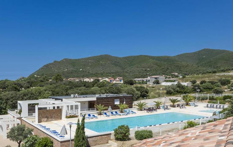 Appart’hôtel pour 4 personnes, avec piscine ainsi que terrasse et jardin