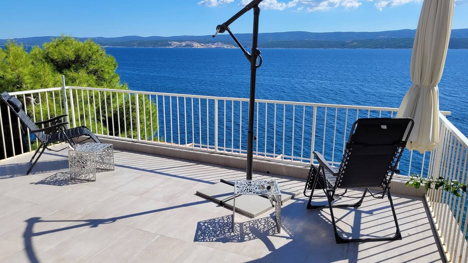 Ganze Wohnung, Traumhafter Meerblick, erste Reihe am Meer in Stanici, Omis-Riviera