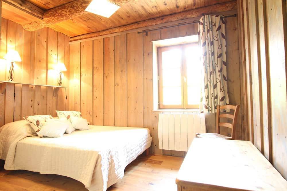 Charmante Maison de Ferme avec Cour Fermée, Proche Loisirs et Nature in Aurec-sur-Loire, Haute-Loire