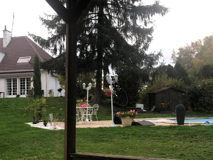 Cottage pour 2 personnes, avec piscine ainsi que jardin et terrasse à Bressolles