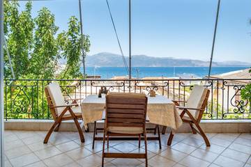 Gîte pour 4 personnes, avec balcon et vue dans Selianitika