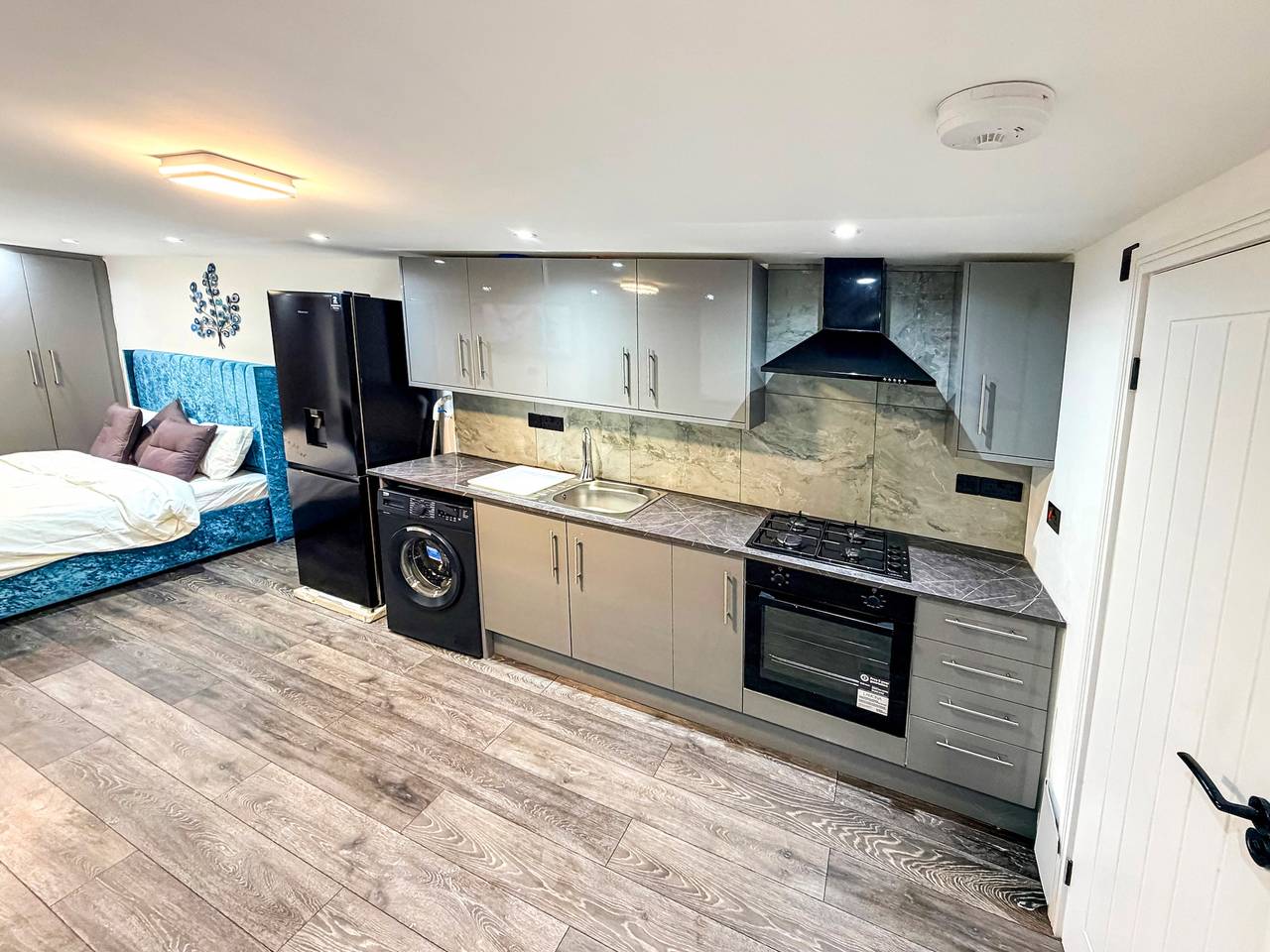 Entire studio, Studio - Sleeps 3 - Aircon - Parking - Pets in Ealing, London
