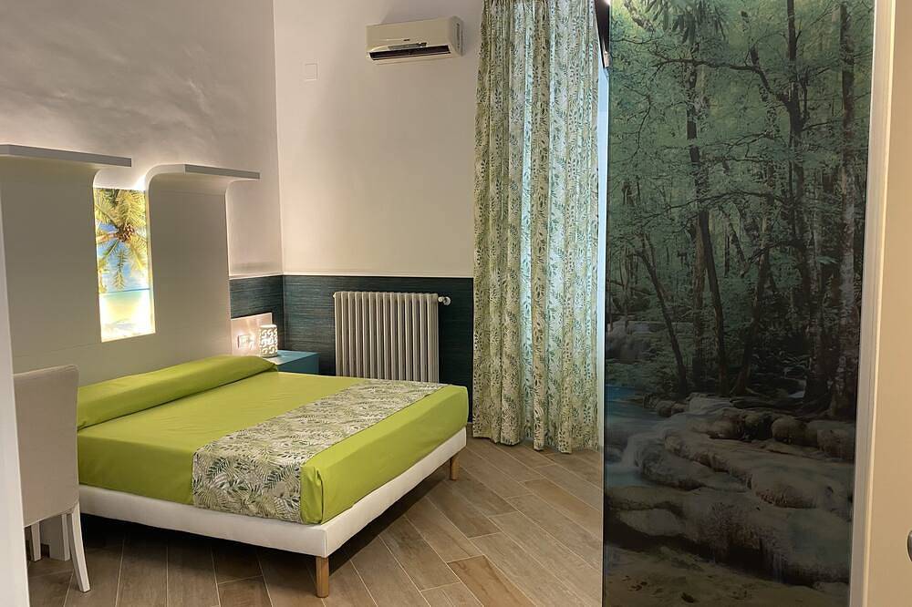 Dreibettzimmer in B & B nur einen Steinwurf vom Meer entfernt in Giovinazzo, Bari Provinz