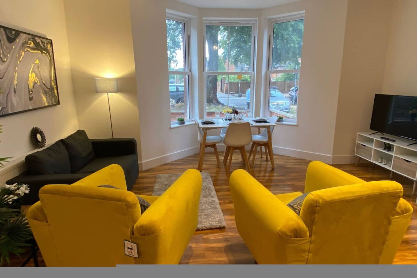 Entire apartment, Charming Bedford Apartment 1 Near Bedford Park in Bedford