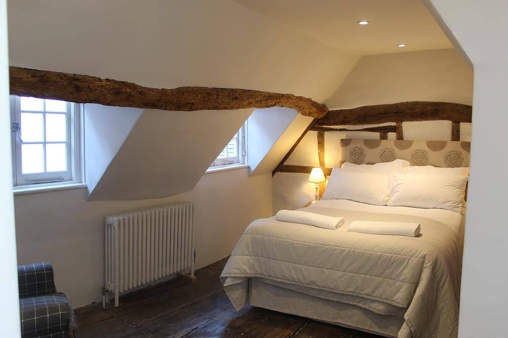 Modern, Spacious Town House Located in Central Chichester and Sleeping 8 - Dogs very welcome! in Chichester, West Sussex