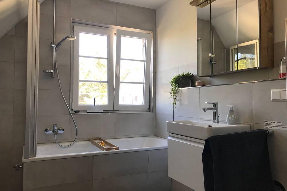 Ganze Wohnung, Liebevoll eingerichtete Ferienwohnung im Herzen vom Haltingen, 15 min bis Basel in Weil am Rhein, Südschwarzwald