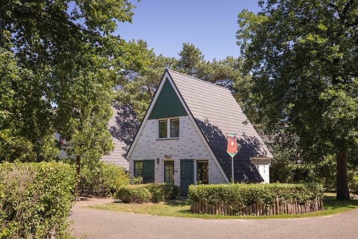 Bungalow voor 6 personen, with Balkon/Terras and Whirlpool as well as Terras and Tuin in Noord-Brabant