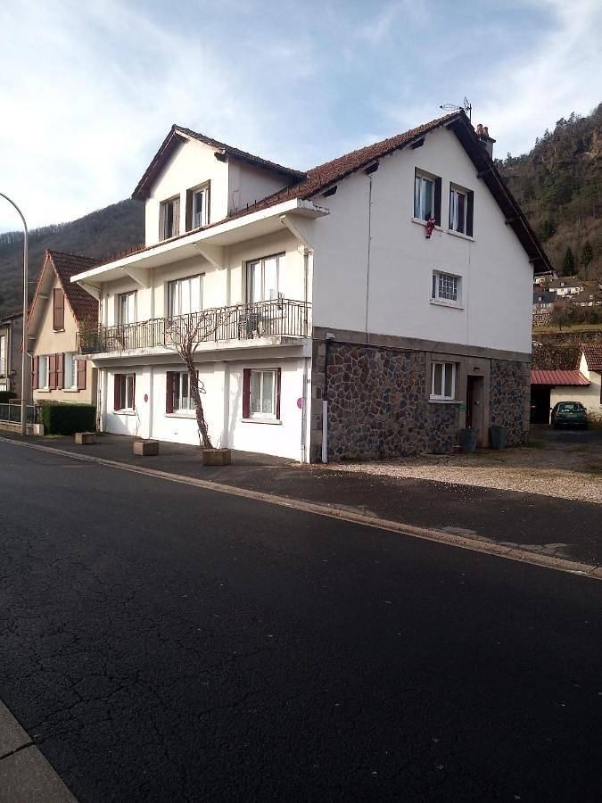 Appartement entier, Two-Bedroom Apartment in Vic-sur-Cère, Région d'Aurillac