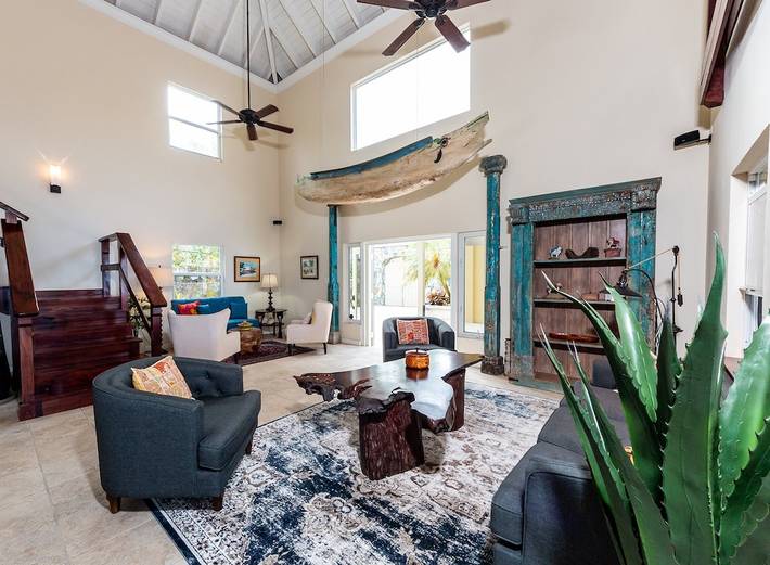 Vacation rental for 12 people, with pool and balcony as well as yard, with pets on St. Thomas Island