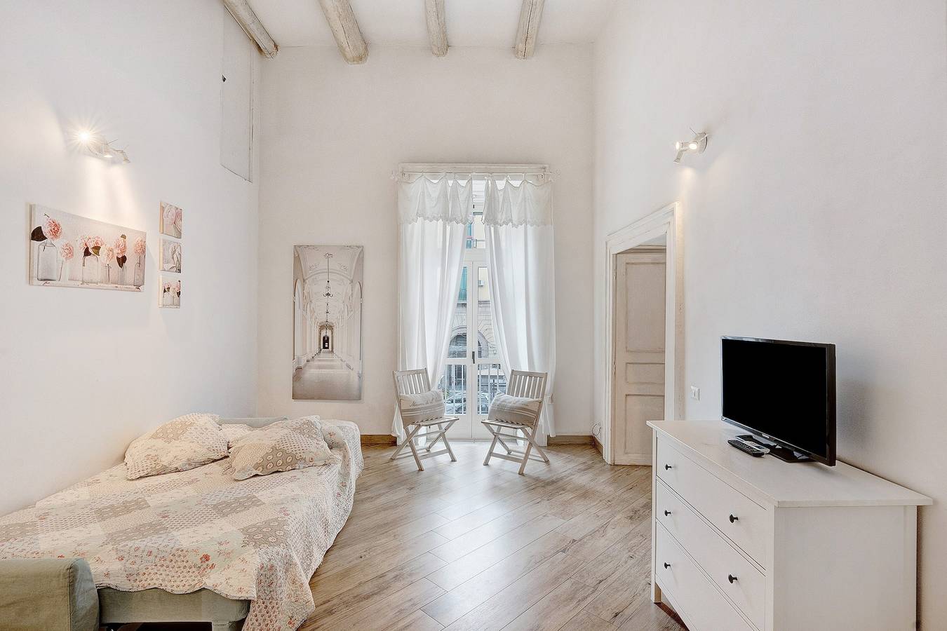 Apartment 'Familiare A Napoli Centro' with Balcony, Wi-Fi and Air Conditioning in Naples, Naples Province