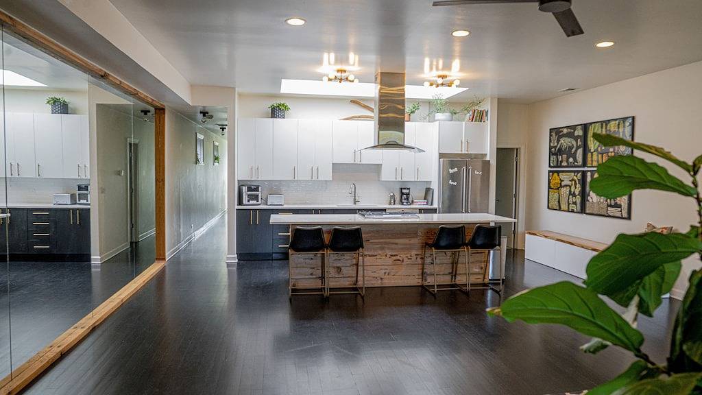 Chicago Riverhouse with private fenced in oasis in Chicago, Cook County