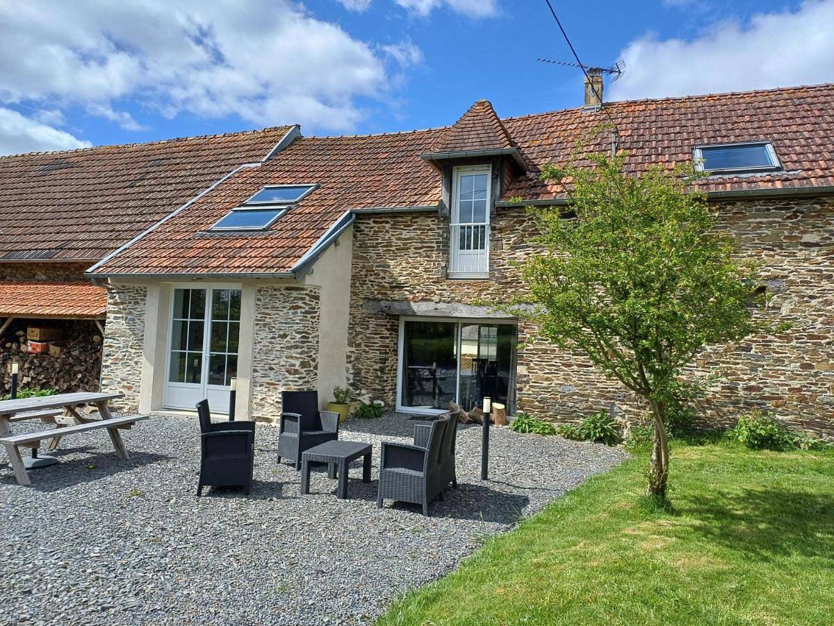 Holiday Home in Saint-Hubert-des-Biards, Région de Bayeux