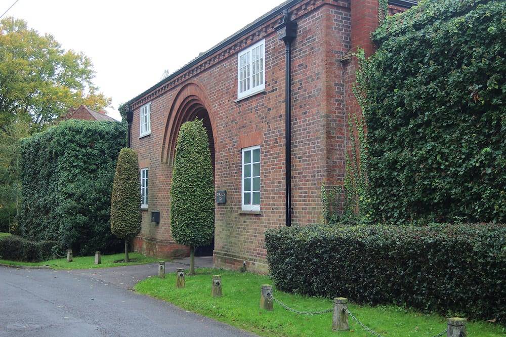 Log Cabin for 6 People in Thorpe Park, Surrey